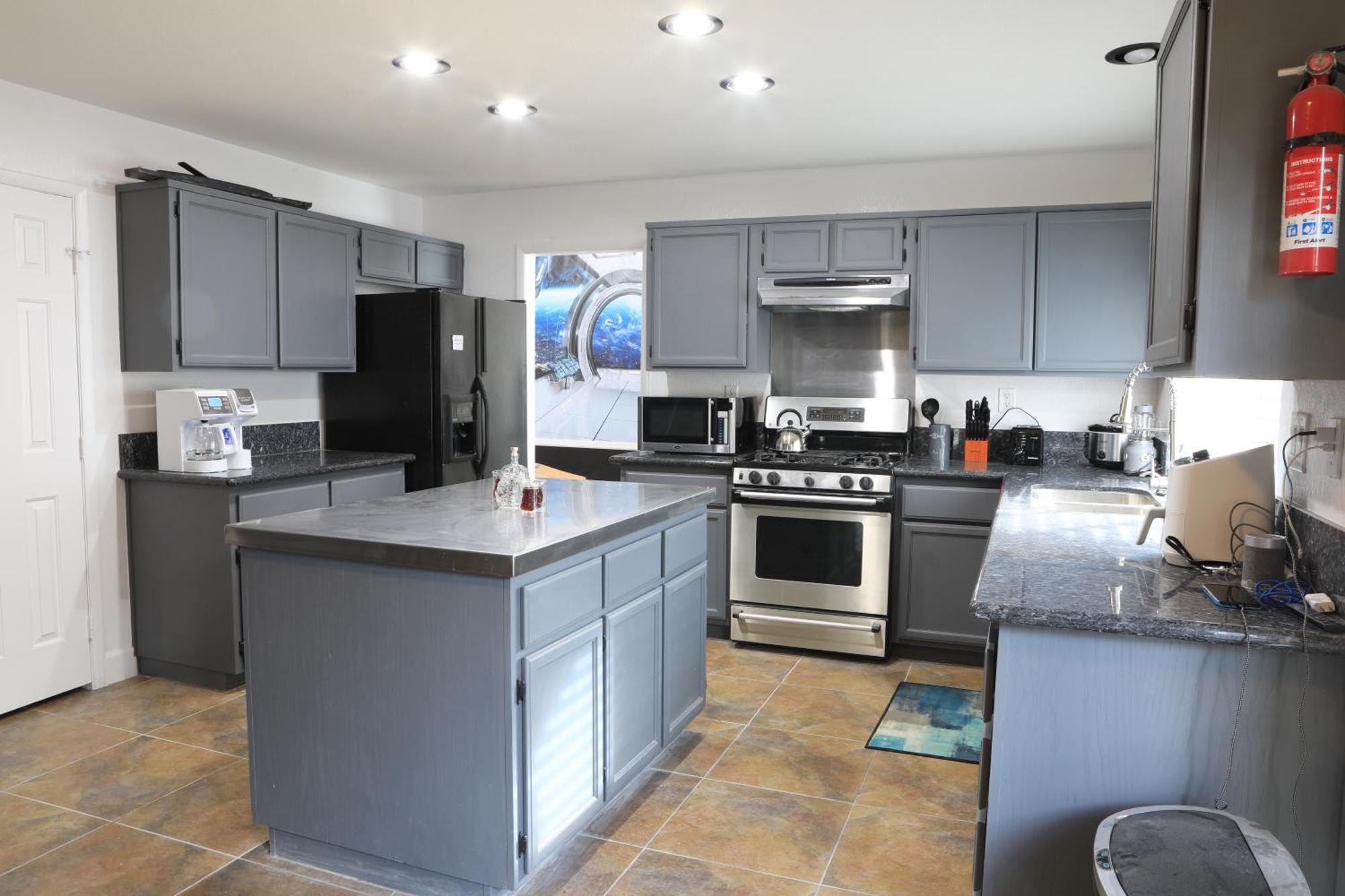 Comfy Expansive Home - Near The Strip - Heated Pool Лас-Вегас Экстерьер фото