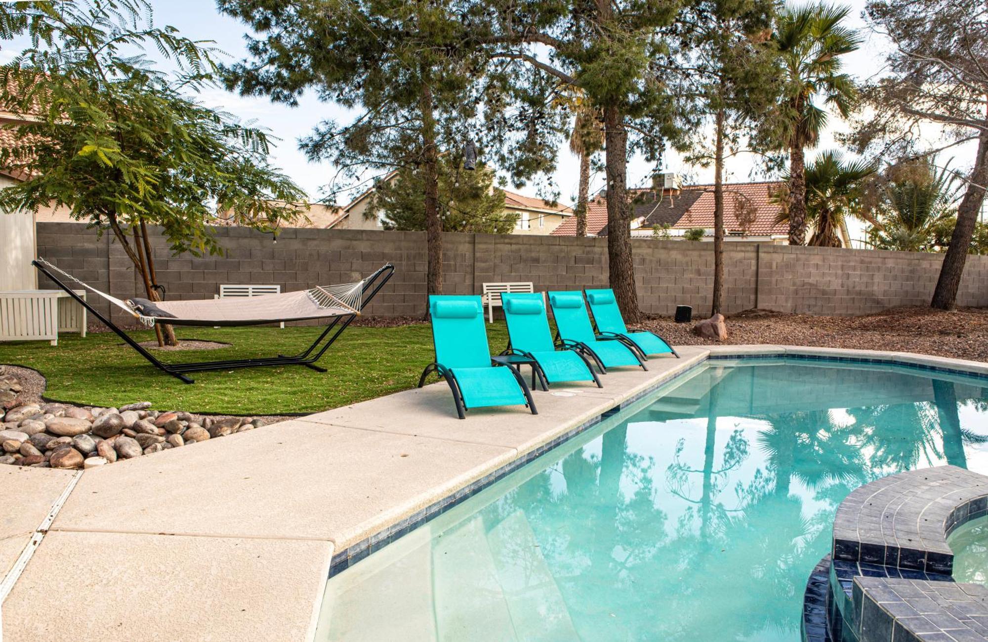 Comfy Expansive Home - Near The Strip - Heated Pool Лас-Вегас Экстерьер фото