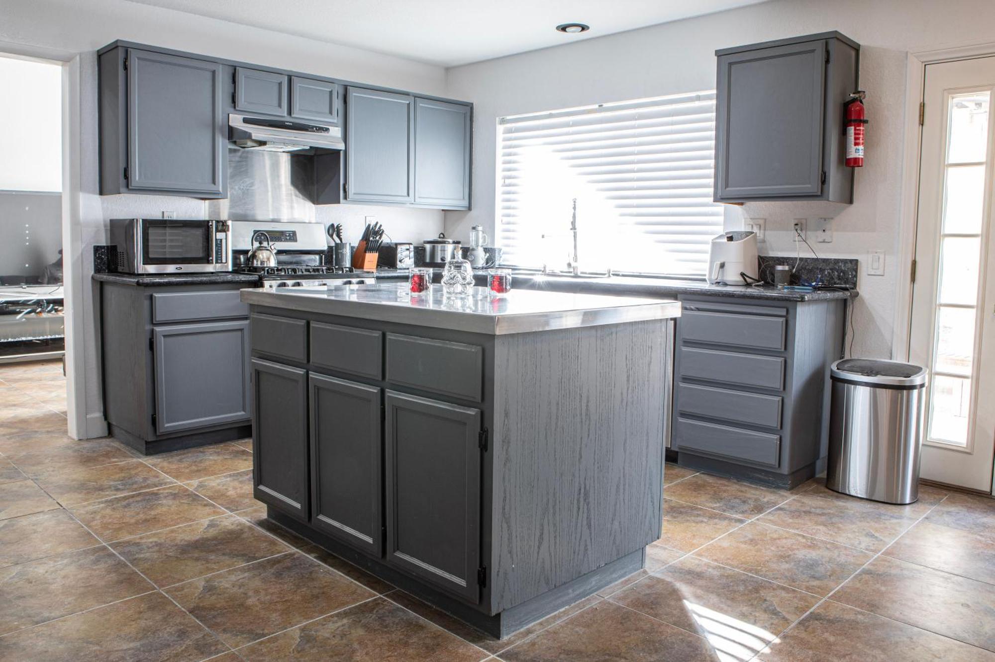 Comfy Expansive Home - Near The Strip - Heated Pool Лас-Вегас Экстерьер фото